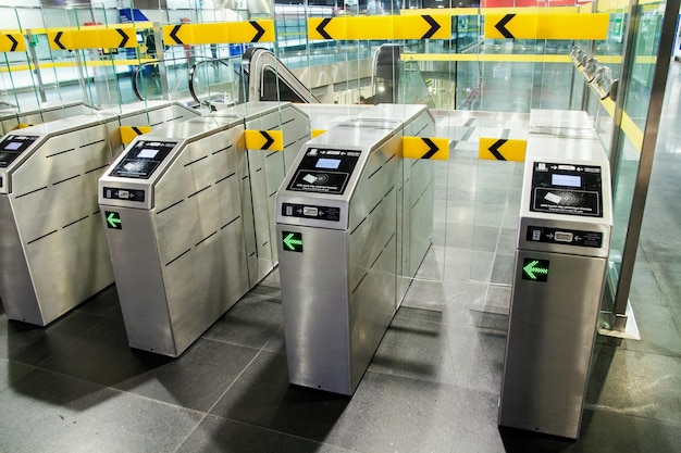 Stazione della metropolitana con cancello moderno