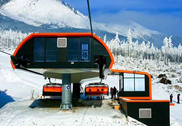 Stazione della sedia skilift nella località Tatranska Lomnica in Alti Tatra in Slovacchia