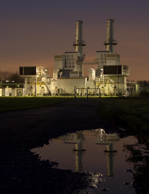 Stazione di compressione del gas di notte