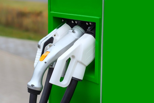 Stazione di ricarica elettrica per auto elettriche in città Natura eco energia