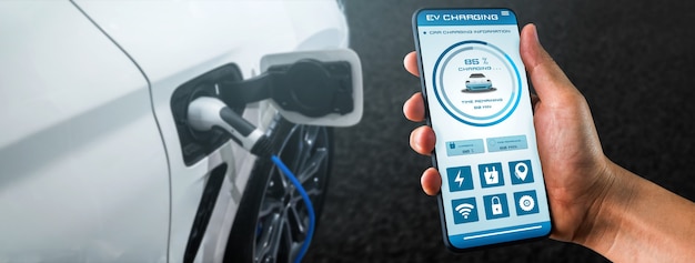 Stazione di ricarica EV per auto elettrica con stato del caricatore di visualizzazione dell'app mobile