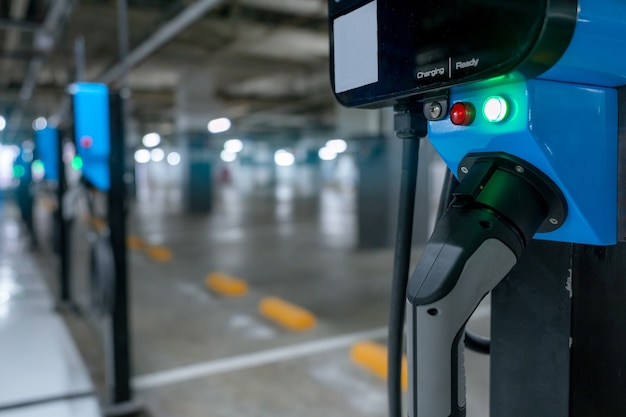 Stazione di ricarica per auto elettriche per caricare la batteria EV. Spina per veicoli con motore elettrico. Caricatore EV.