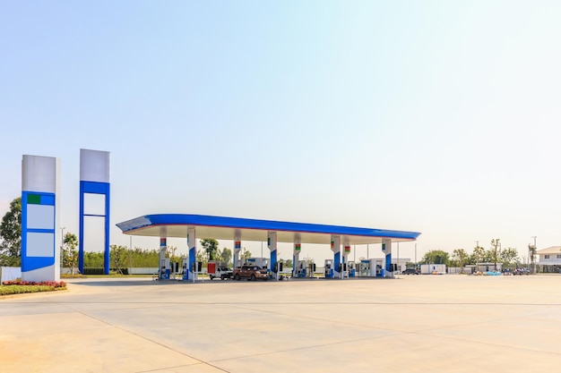 Stazione di rifornimento di benzina con cielo blu