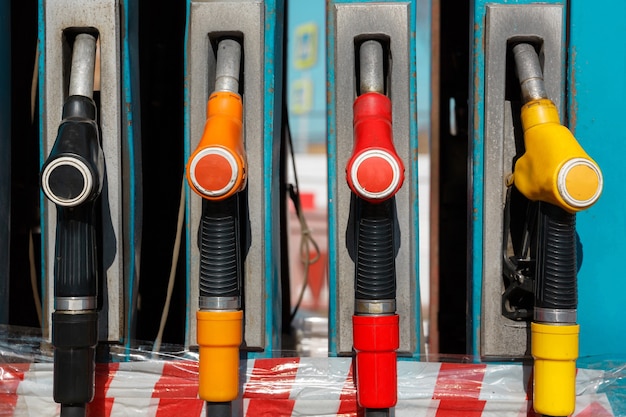 Stazione di servizio con carburante Pistola di rifornimento di una pompa di benzina Stazione di servizio