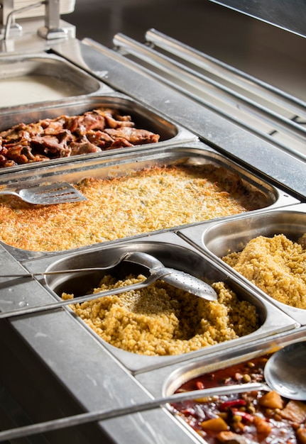 Stazione di servizio pranzo completo con pasti diversi