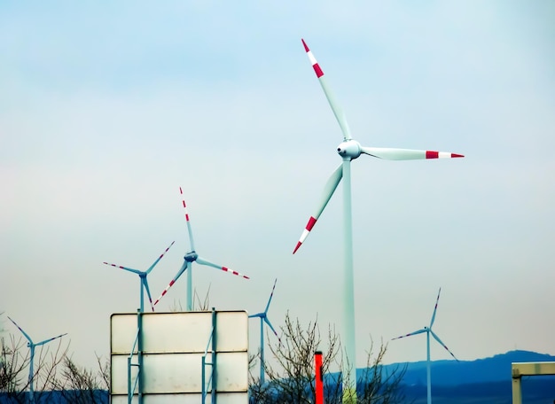 Stazione di turbine eoliche Parco mulini a vento accanto alla strada in Austria in tempo nuvoloso