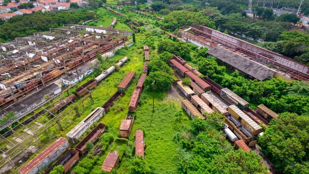 Stazione ferroviaria abbandonata e vagone con foresta che ne copre una parte Vista aerea sulla città di Sorocaba Brasile