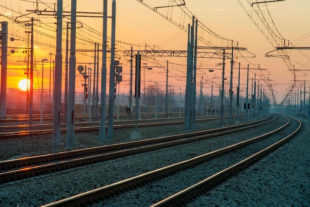 Stazione ferroviaria al tramonto