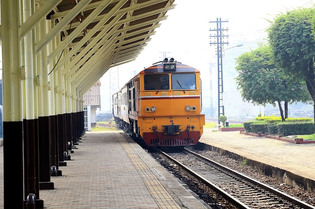 Stazione ferroviaria alla provincia di Lampang, Tailandia.