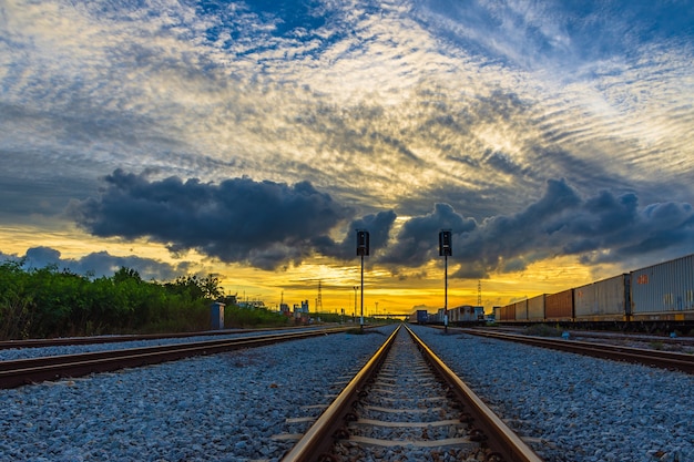 Stazione ferroviaria contro il bel cielo al tramonto.