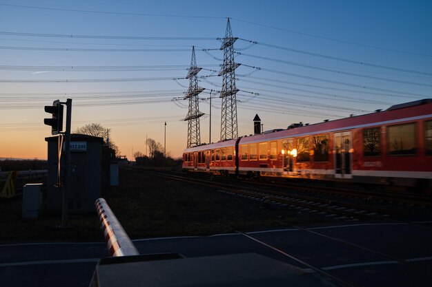 Stazione ferroviaria contro il cielo al tramonto