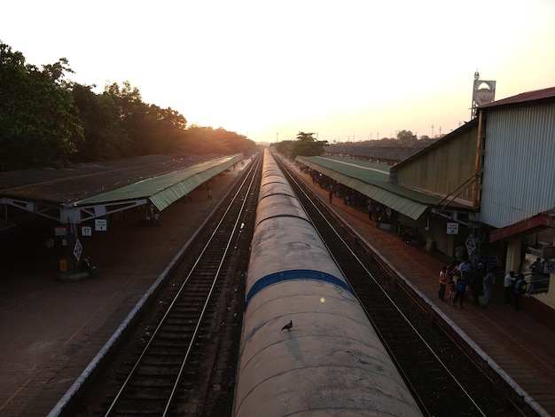 Stazione ferroviaria dall&#39;alto con bel tramonto