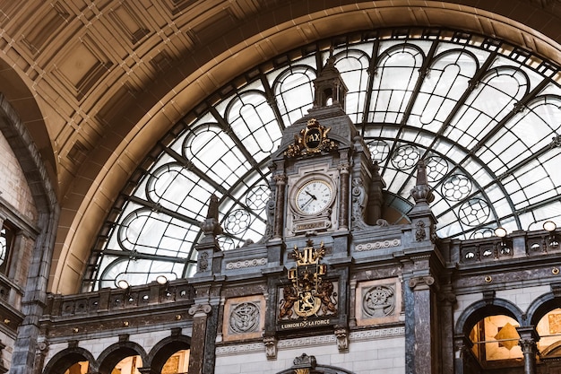 Stazione ferroviaria di Anversa Belgio Interior design vittoriano della stazione centrale di Anversa