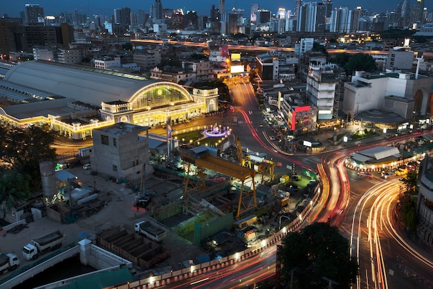 Stazione ferroviaria di Bangkok al crepuscolo