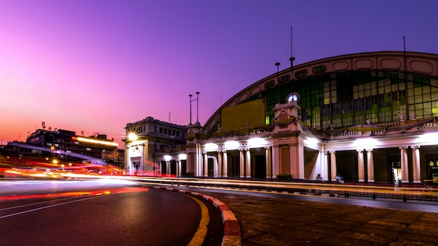 Stazione ferroviaria di Bangkok (Hua Lamphong Railway Station, MRT) nel tramonto Bangkok, Tailandia