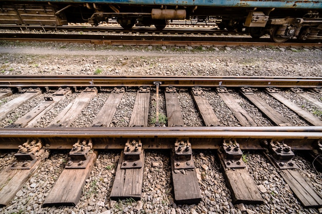 Stazione ferroviaria. Intersezione di vecchie rotaie. Avvicinamento.