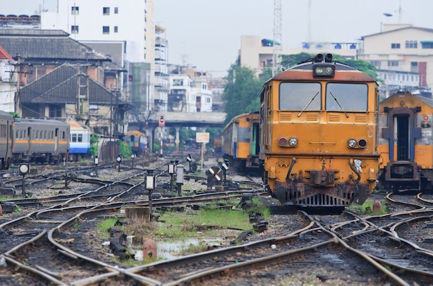 Stazione ferroviaria locomotiva Tailandia di Bangkok del treno arancio con il nodo ferroviario.