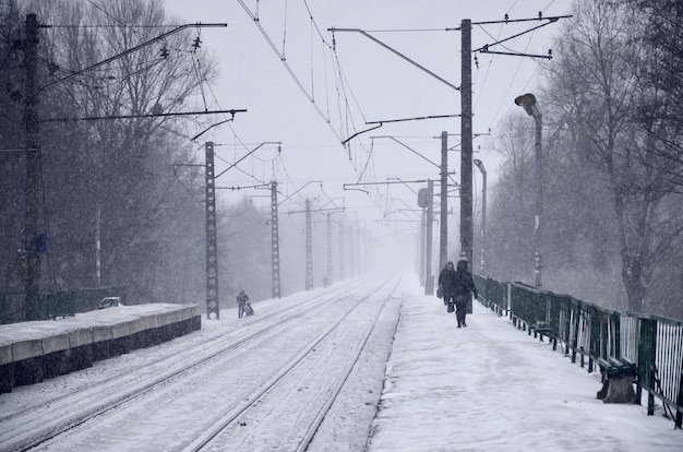 Stazione ferroviaria nella bufera di neve invernale