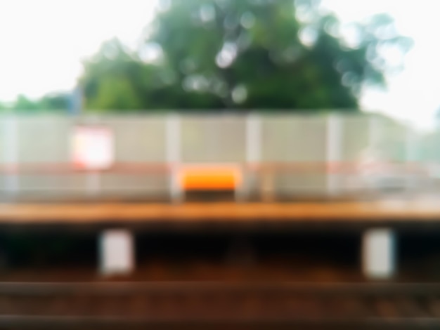 Stazione ferroviaria orizzontale con panca bokeh sfondo hd