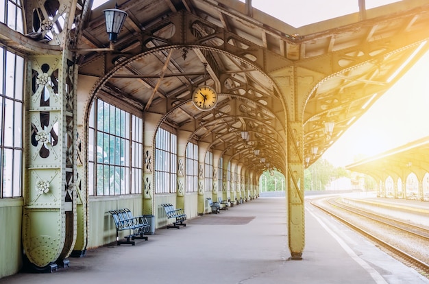 Stazione ferroviaria passeggeri vintage retrò piattaforma. Concetto di incontro, attesa, vedere persone in viaggio.