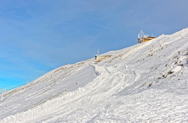 Stazione meteorologica a Kasprowy Wierch di Zakopane in inverno. Zakopane è una città in Polonia nei Monti Tatra. Kasprowy Wierch è una montagna a Zakopane ed è il comprensorio sciistico più popolare in Polonia