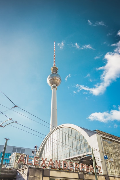 Stazione principale con la famosa torre della TV a Berlino, Germania.