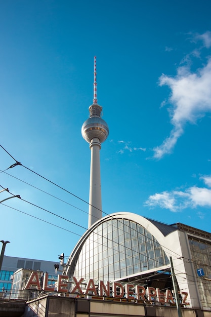 Stazione principale con la famosa torre della TV a Berlino, Germania.