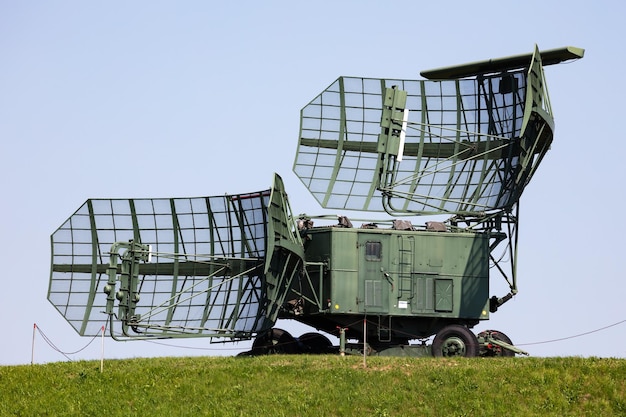 Stazione radar militare sovietica e russa con antenna Difesa aerea Moderna industria militare