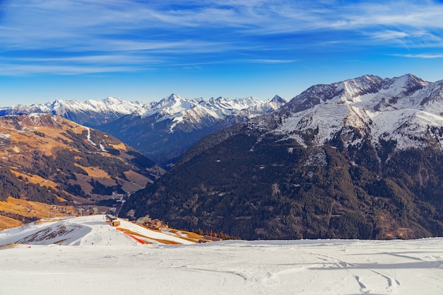 Stazione sciistica a Mayrhofen, Austria, nella valle Zillertal. Splendido paesaggio montano. Alte montagne coperte di neve. La pista da sci che scende verso il basso.