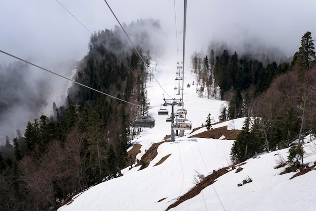 Stazione sciistica della seggiovia fino alla cima del picco Rosa delle montagne del Caucaso presso la stazione sciistica di Rosa Khutor in una soleggiata giornata primaverile Krasnaya Polyana Sochi Krasnodar Krai Russia