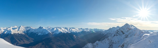 Stazione sciistica di Rosa Khutor. Paesaggio di montagna di Krasnaya Polyana e sole che splende, Sochi, Russia.