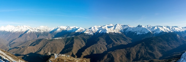 Stazione sciistica di Rosa Khutor. Paesaggio di montagna di Krasnaya Polyana , Sochi, Russia.