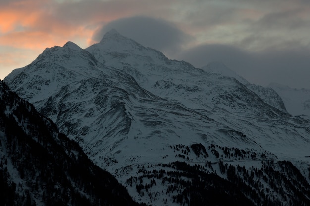 Stazione sciistica di Soelden in inverno all'alba.