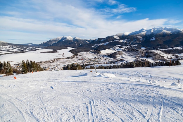 Stazione sciistica di Zuberec Western Tatra Slovacchia Vista dalle piste da sci alla valle innevata