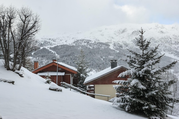 Stazione sciistica dopo la tempesta di neve