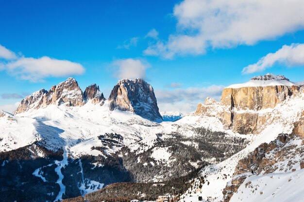 Stazione sciistica in inverno Alpi dolomitiche. Val di Fassa, Italia.