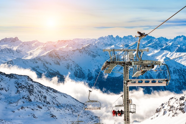 Stazione sciistica in inverno Alpi. Val Thorens, 3 Valli, Francia. Belle montagne e il cielo azzurro, paesaggio invernale