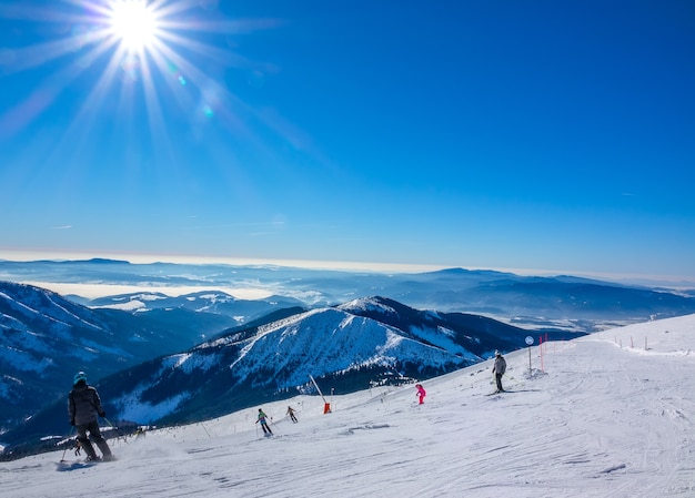 Stazione sciistica Jasna in inverno Slovacchia. Vista panoramica dalla cima delle montagne innevate e pista da sci con gli sciatori