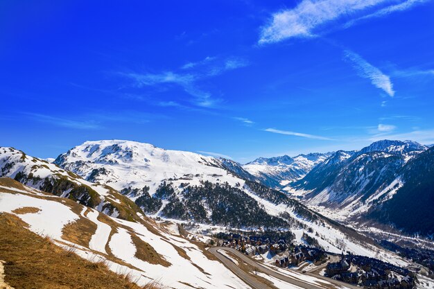 Stazione sciistica nella valle di Aran