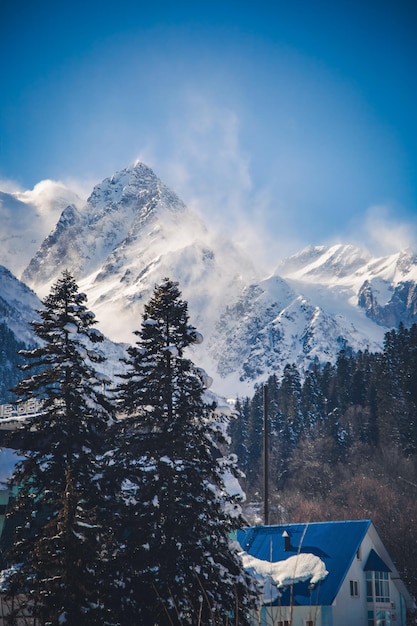 Stazione sciistica nelle montagne di Dombay