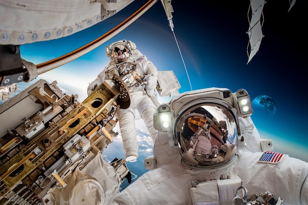 Stazione Spaziale Internazionale e astronauta nello spazio sopra il pianeta Terra. Elementi di questa immagine fornita dalla NASA.