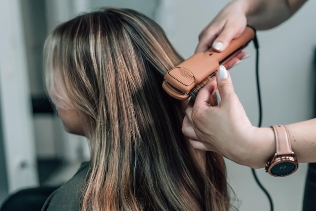 Stazione termale del salone di bellezza per stirare i capelli