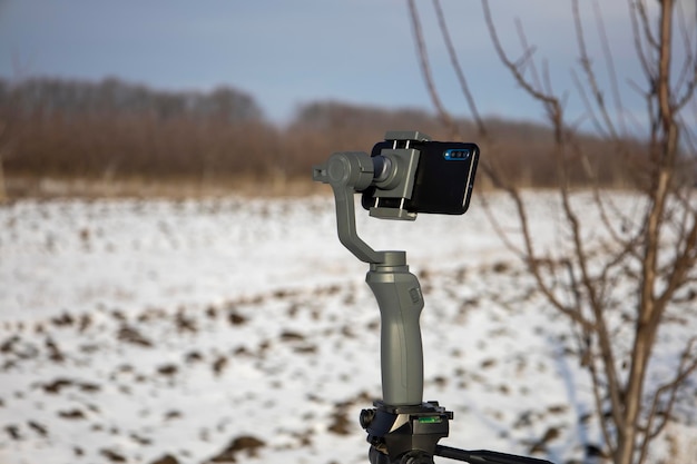 Steadicam per telefono su treppiede. Sfondo sfocato.