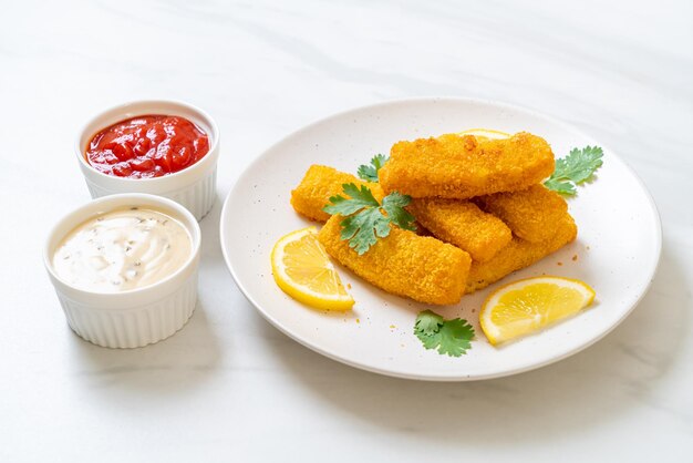 stecca di pesce fritto o patatine fritte pesce con salsa