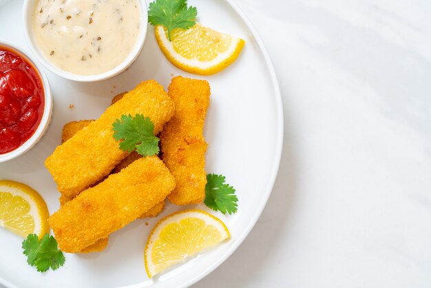 stecco di pesce fritto o patatine fritte