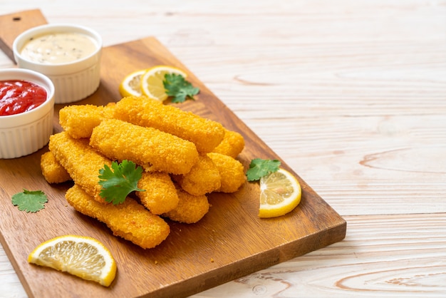 stecco di pesce fritto o patatine fritte