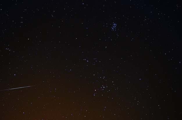 Stella cadente il cielo notturno