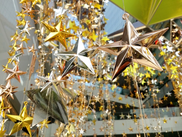 Stella di decorazione in stile moderno brillante per la celebrazione di Natale e Capodanno, colpo festivo e all'aperto.