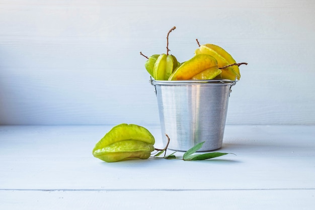 Stella di frutta sul tavolo bianco