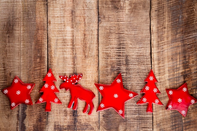 Stella di Natale e cappello da Babbo Natale, decorazioni su sfondo blu pastello.